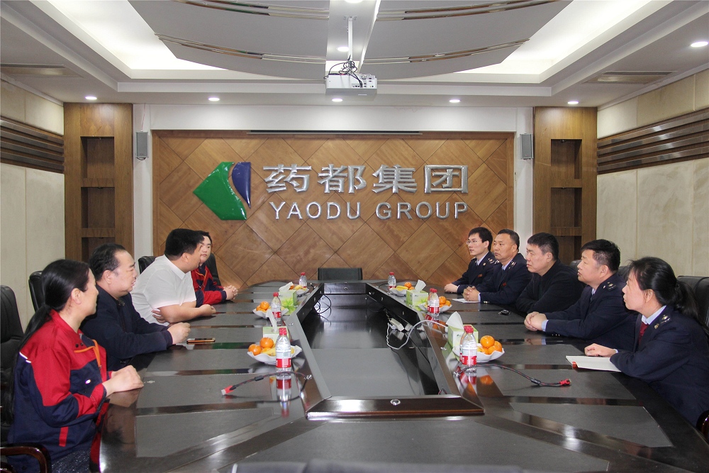 安國市稅務(wù)局吳會(huì)軍副局長(zhǎng)一行來我公司宣貫“減稅降費(fèi)促發(fā)展”，并送來貼心慰問品