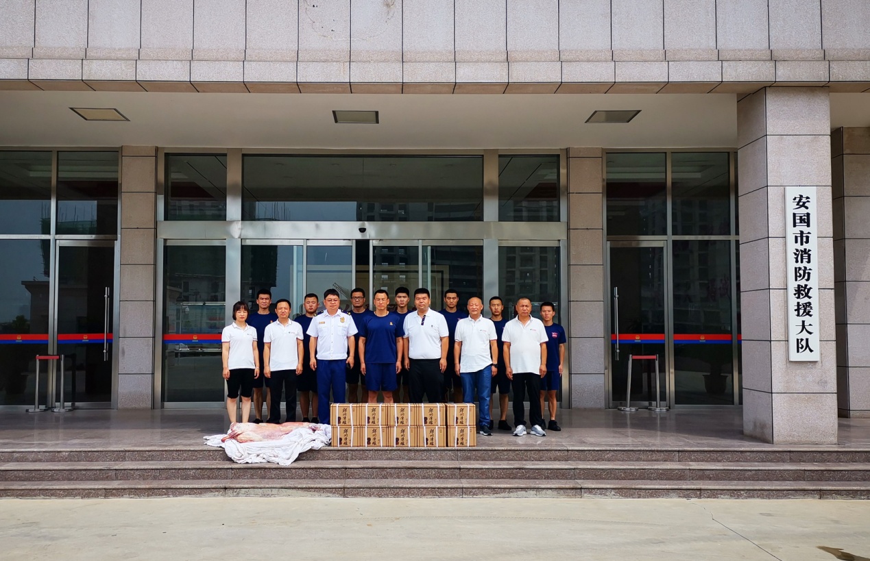 總經(jīng)理李龍帶領(lǐng)公司有關(guān)人員到安國(guó)市消防救援大隊(duì)慰問(wèn)