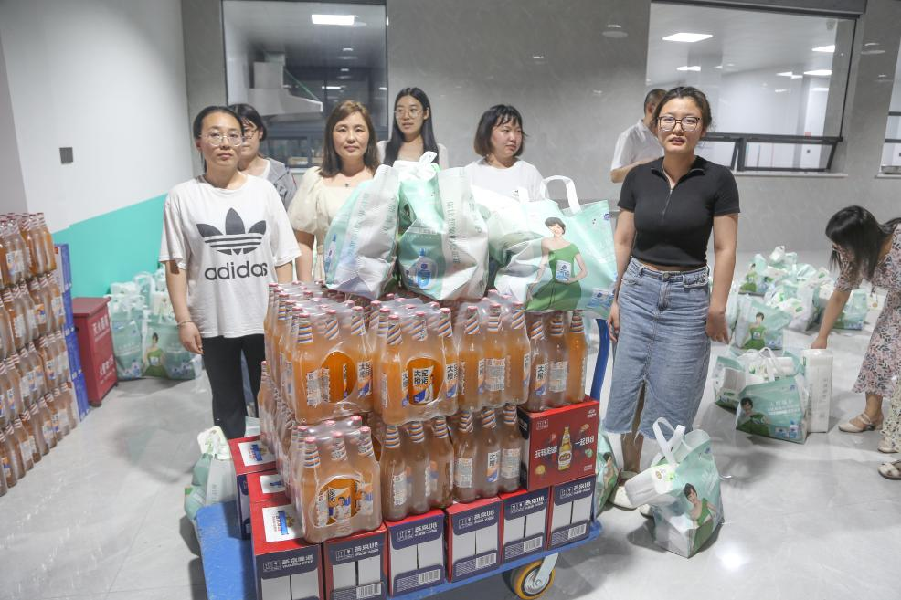 炎炎夏日送清涼，滴滴關懷沁人心